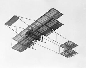 Louis_Paulhan_flying_with_a_passenger_(Mrs._Dick_Ferris-)_in_his_Henry_Farman_biplane,_at_the_Dominguez_Field_Air_Meet,_Los_Angeles,_January_1910_(CHS-5602)