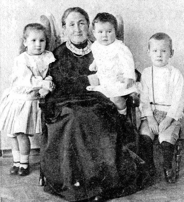 Е.Г. Мамонтова с внуками