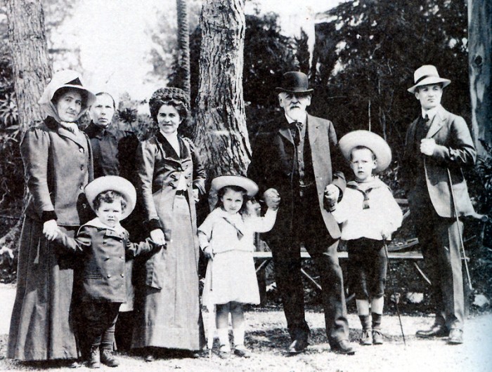 А.С.Мамонтова (первая слева) и Савва Мамонтов с детьми Веры - Сережей, Лизой и Юрием в Италии. 1910 год