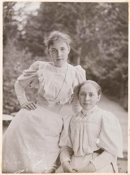 В юности с сестрой Александрой