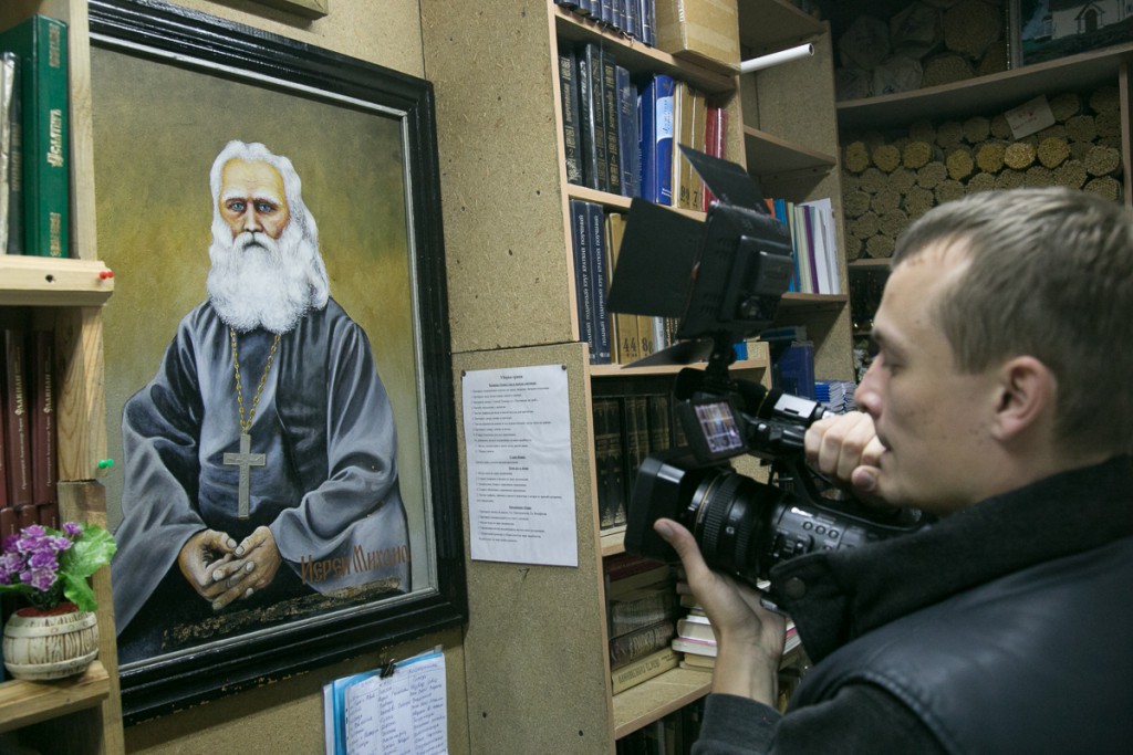 Портрет отца Михаила в приворе каратузского храма в наши дни